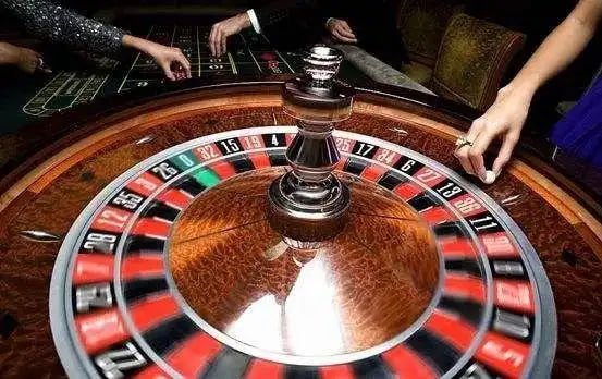 Studio kasino langsung bos 303 dengan dealer dan meja baccarat multi-kamera